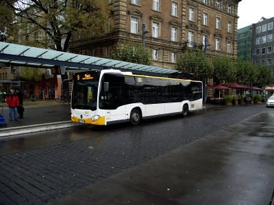 Ein Mercedes Citaro Solo hält an einer Bahnhofshaltestelle