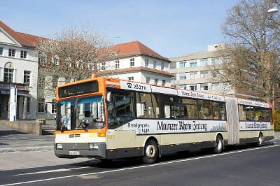 Der Mercedes O 405 G fährt durch eine bewohnte Straße